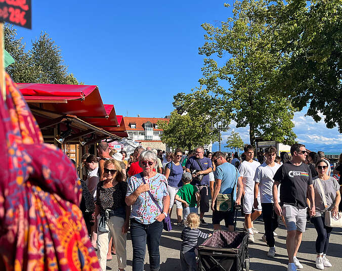 Viele Menschen beim Kunsthandwerkermarkt. (Archivfoto: Stadt Friedrichshafen)