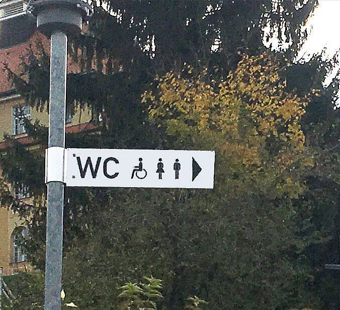 Schild mit Pfeil Richtung WC-Anlagen