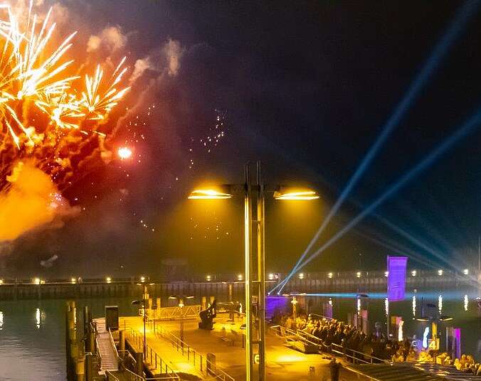 Ausflugsboot liegt im Hafen vor Feuerwerk