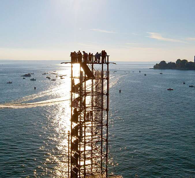 Menschen auf dem Moleturm