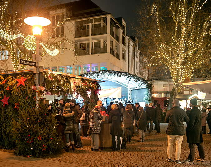 Menschen vor Weihnachtsmarktbühne