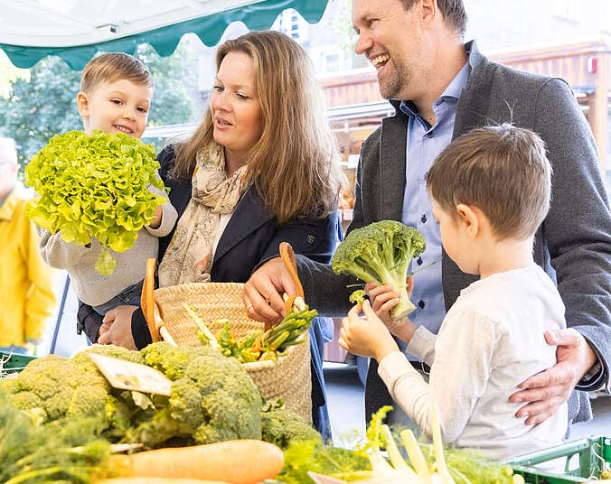 Familie beim Einkauf auf dem Markt