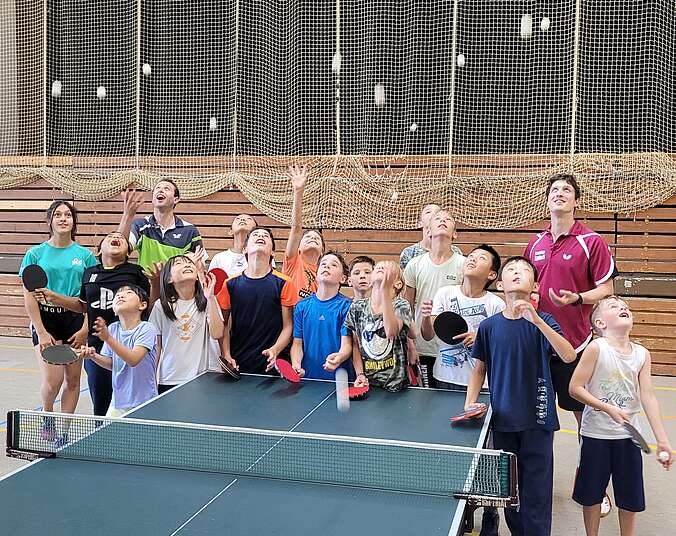 Kinder, die Tischtennis spielen. (Foto: Stadt Friedrichshafen)