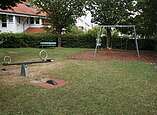 Spielplatz mit Wippe und Schaukeln.