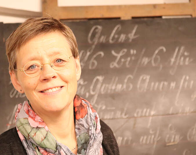 Frau Lutz vor einer Tafel