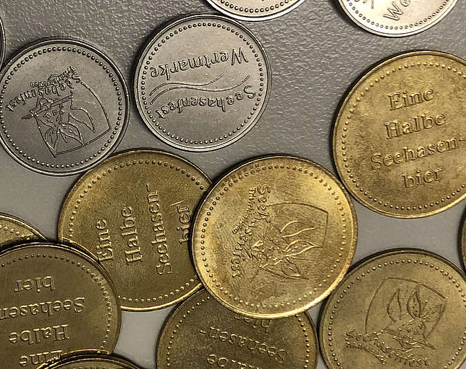 Wertmarken in silber und Biermünzen in gold für das Seehasenfest