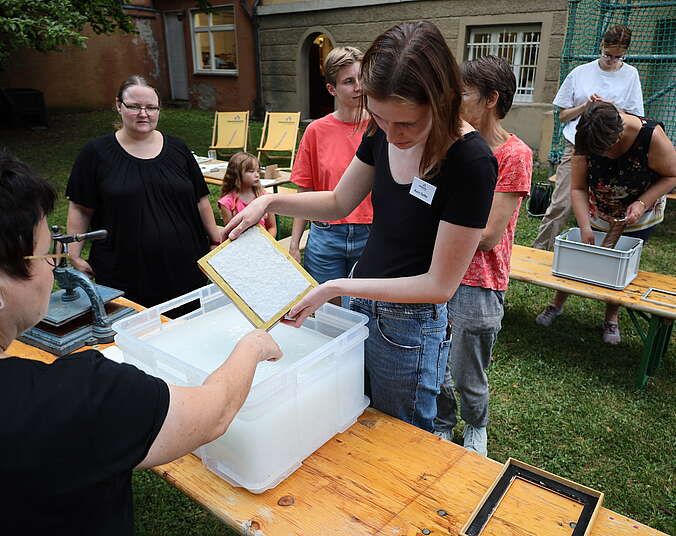 Menschen mit Schriftschablonen in einem Garten