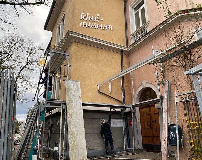 Gerüstaufbau am Schulmuseum