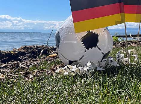 Fußball und Deutschlandfahne am Ufer des Bodensees.