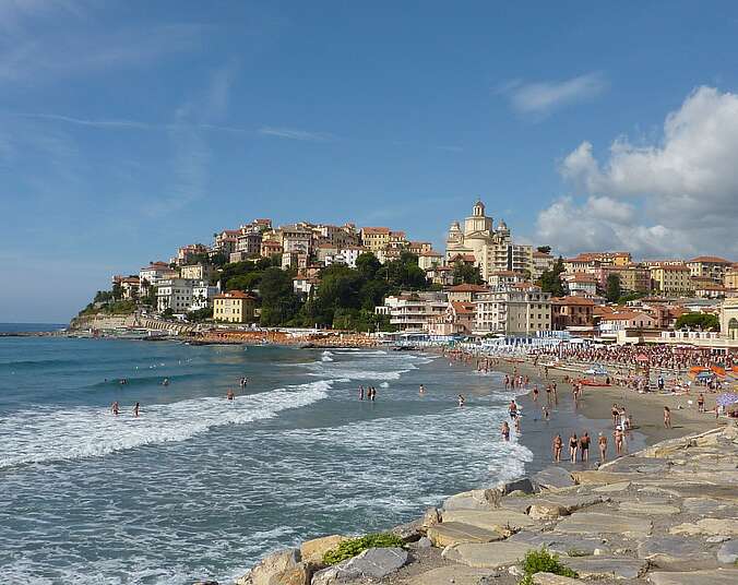 Felsen und das Meer vor Imperia