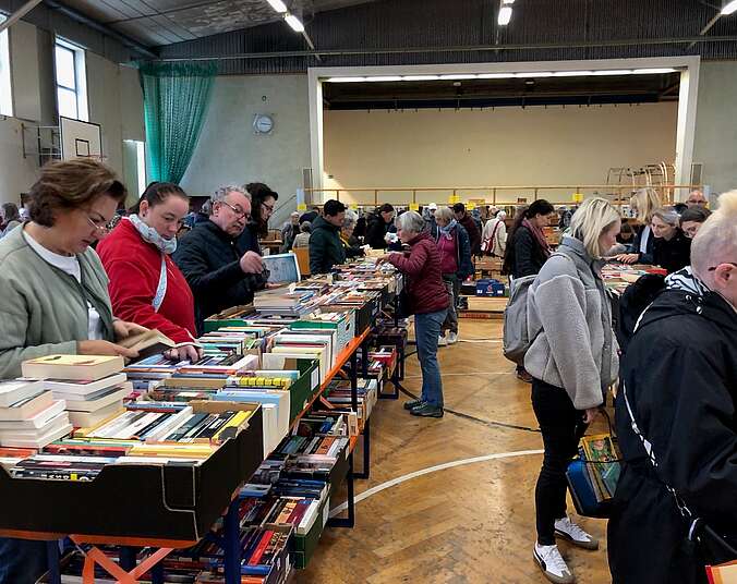 Menschen beim Bücherflohmarkt. (Foto: Harald Ruppert)