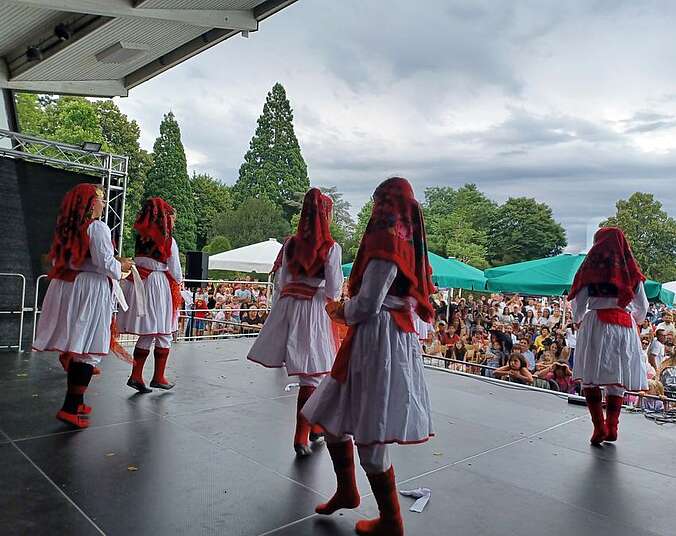 Gruppe auf einer Bühne