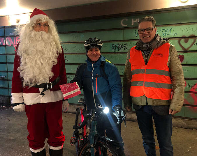 Weihnachtsmann und zwei Männer. (Foto: Stadt Friedrichshafen)