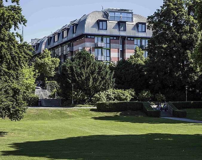 Blick vom Uferpark auf das Seehotel Friedrichshafen