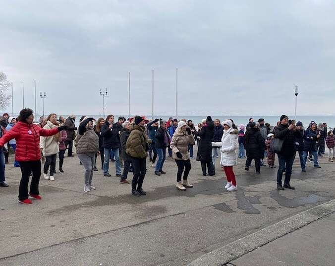 Menschen tanzen im Freien