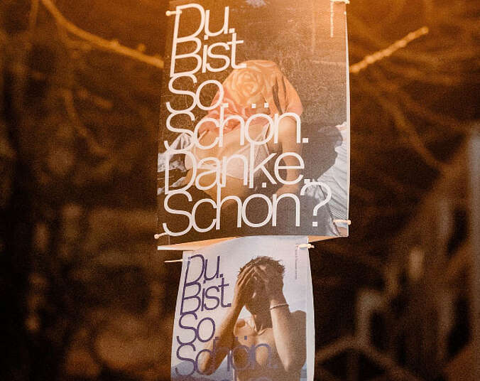 Plakate an Laternenpfahl