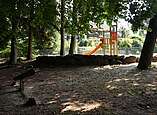 Spielplatz mit Wippe und Rutsche