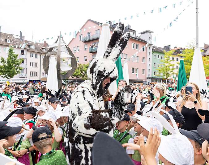 Seehas auf dem Adenauerplätz, umringt von Erstklässlern