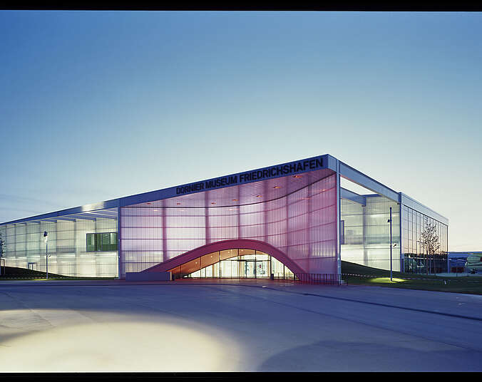 Außenansicht Museumsgebäude mit rosa Beleuchtung