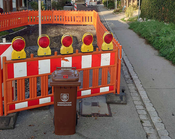 Symbolbild Straßensperre mit Mülltonne