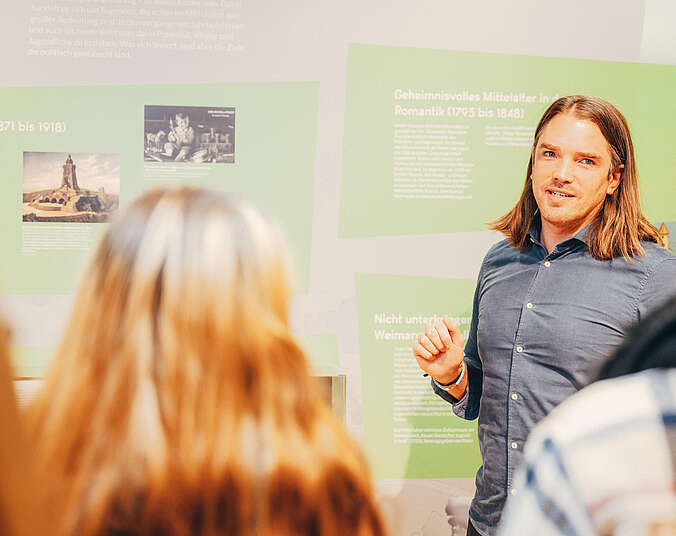 Dominik Hartlieb bei einer Führung