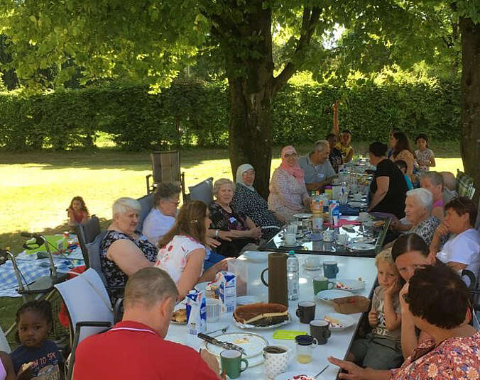 Menschen beim Kaffee trinken in der Natur