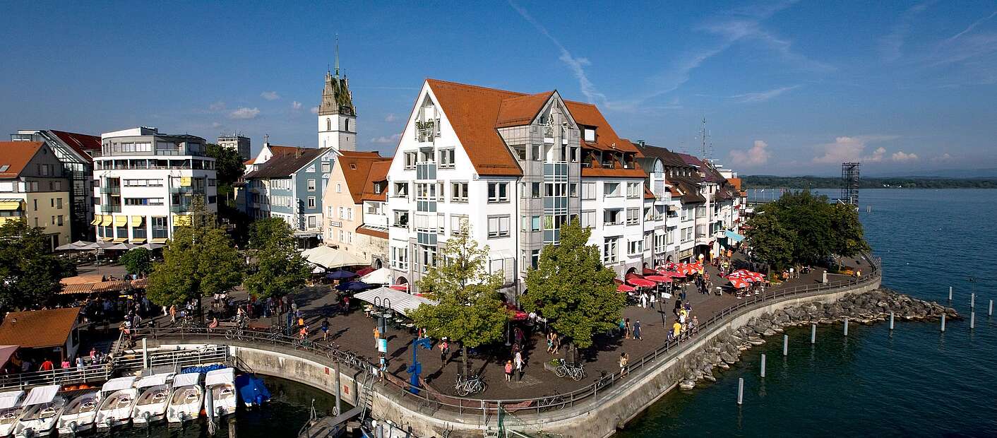 Gebäude und Rathaus am Seeufer