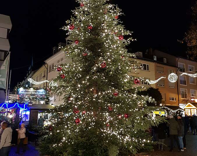 beleuchteter Weihnachtsbaum