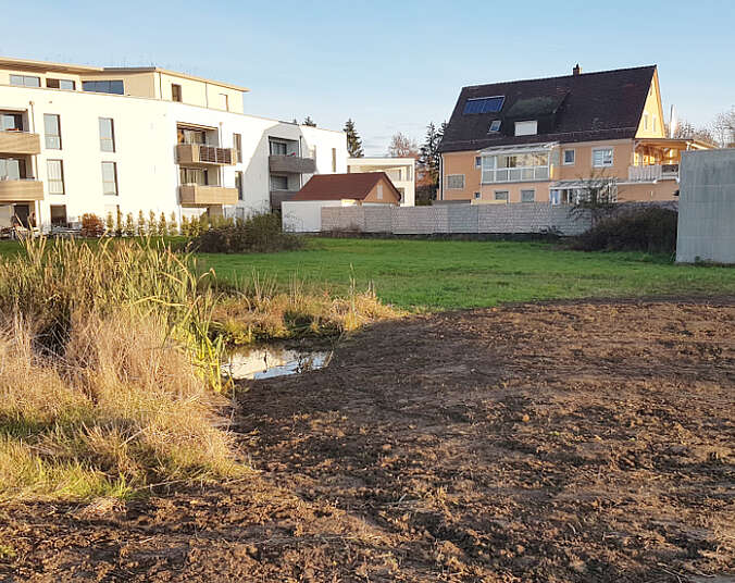 Bebaubares Grundstück mit Gewässermulde