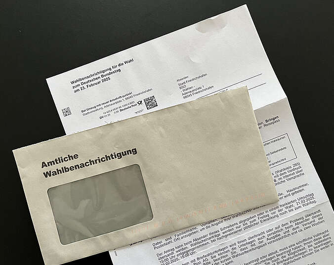 Wahlbenachrichtigung mit grauem Umschlag