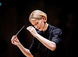 Joana Mallwitz gastiert als Chefdirigentin und künstlerische Leitung mit dem Konzerthausorchester Berlin und Cellist Kian Soltani in Friedrichshafen.