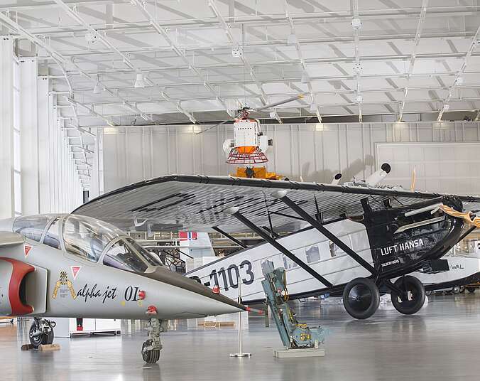 Zwei historische Flugzeuge in der Ausstellung des Dornier Museums Friedrichshafen