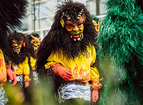 Straßenfasnet in Friedrichshafen: Maske eines See-Grendl, die zu den Wintermasken gehört. Diese sind eher dunkle, schaurige und Furcht einflössende Gestalten.